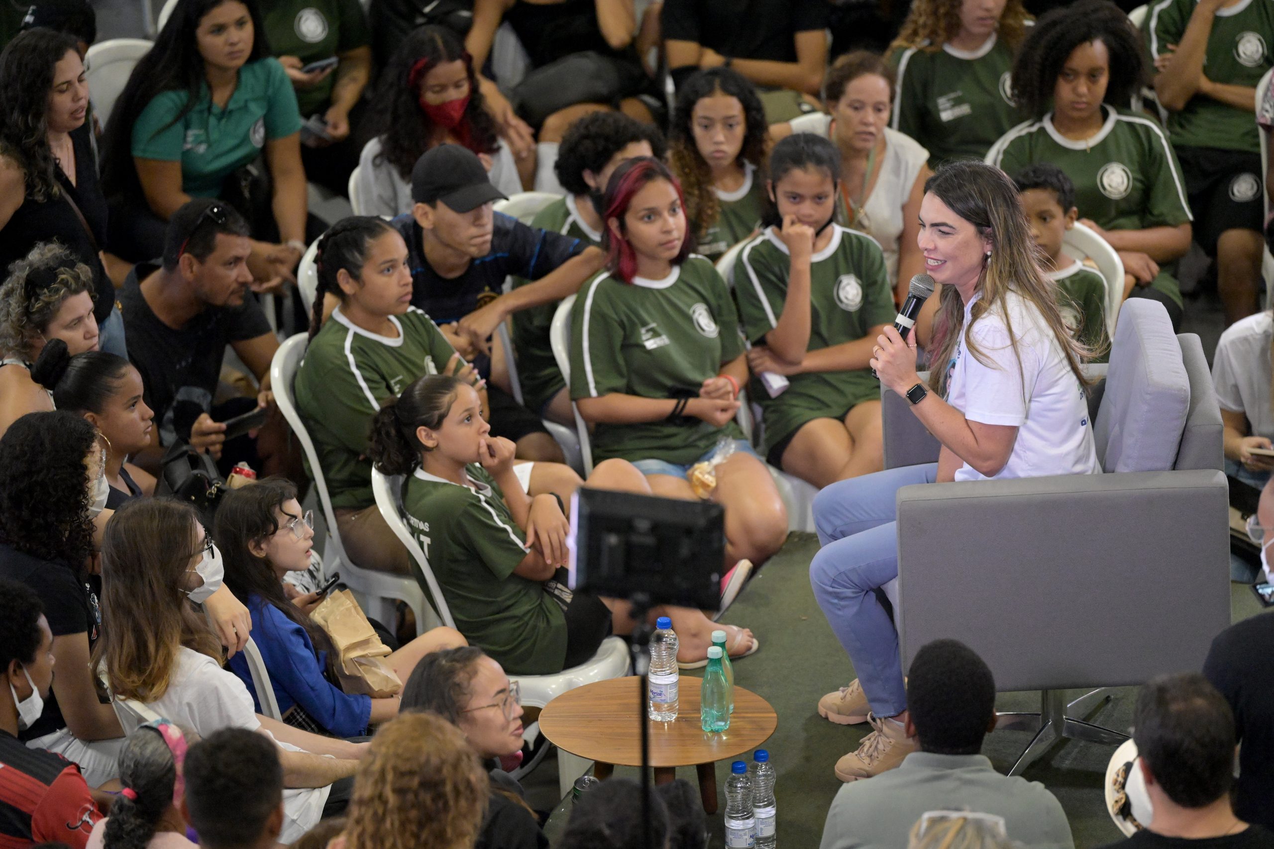 Paula Belmonte promove roda de conversa sobre política em evento com 500 jovens