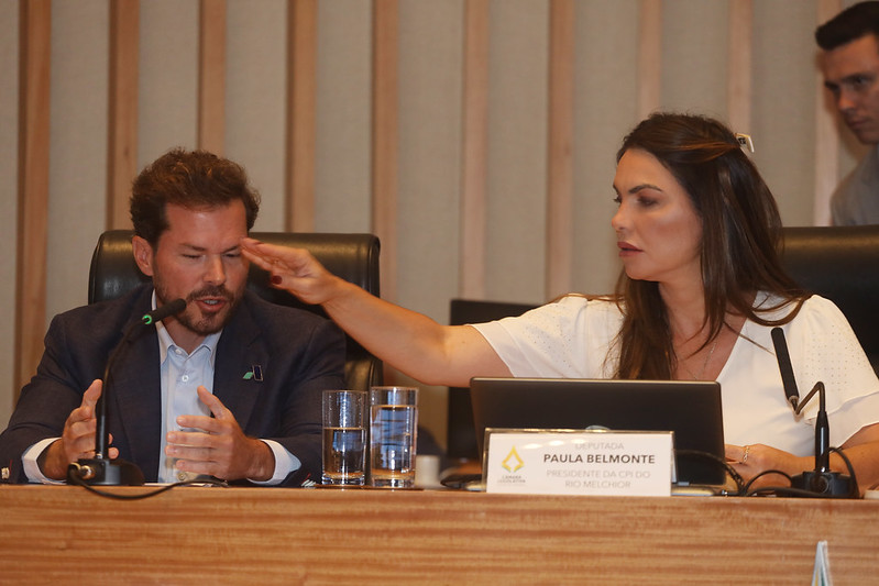 Paula Belmonte, de branco, e Felipe Lavorato, com camisa social e terno cinza, na sessão da CPI do Rio Melchior, na CLDF
