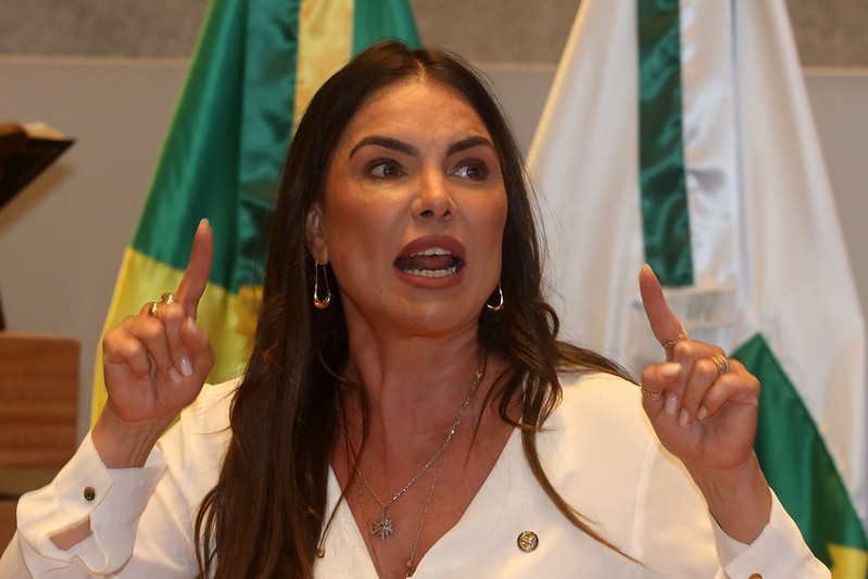 Deputada de branco discursando