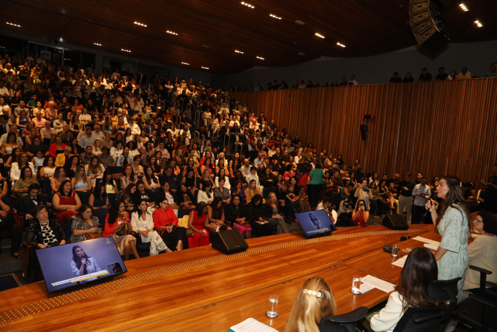 A deputada Paula Belmonte (PSDB), Procuradora Especial da Mulher na CLDF, durante Sessão Solene em homenagem ao Dia Internacional da Mulher. Foto Luís Tajes/Comunicação Paula Belmonte
