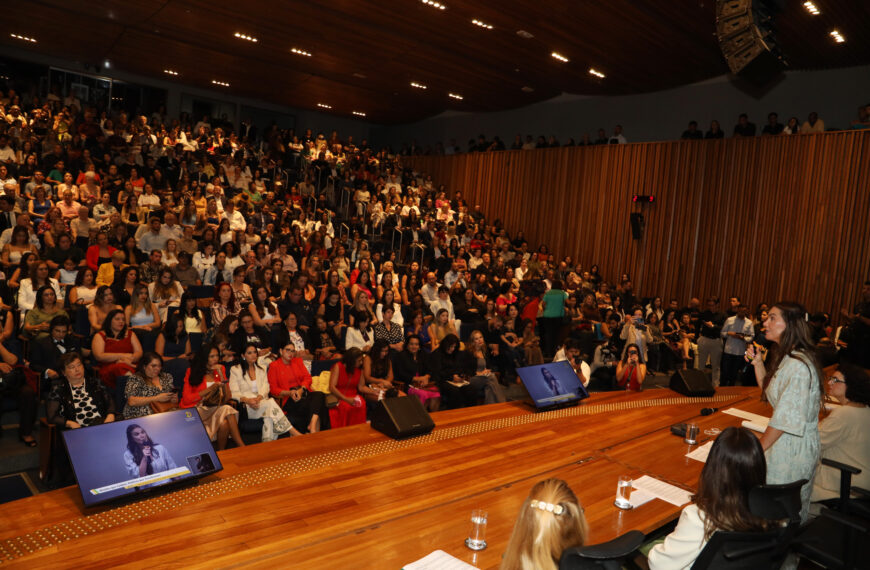 A deputada Paula Belmonte (PSDB), Procuradora Especial da Mulher na CLDF, durante Sessão Solene em homenagem ao Dia Internacional da Mulher. Foto Luís Tajes/Comunicação Paula Belmonte