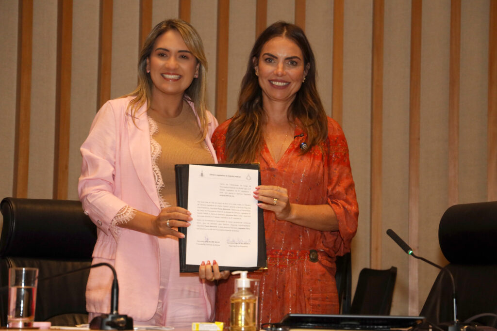 Deputada Paula Belmonte (PSDB), à direita, durante a transmissão de cargo de Procuradora Especial da Mulher da CLDF para a deputada Jaqueline Silva (MDB). Foto Luís Tajes/Comunicação Paula Belmonte