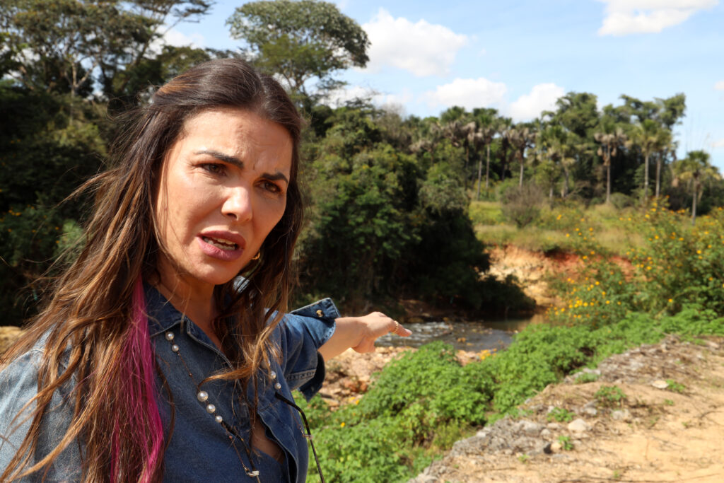 Deputada Paula Belmonte (PSDB), presidente da CPI do Rio Melchior, durante visita técnica ao Rio Melchior, em Samambaia. Foto Luís Tajes/Divulgação