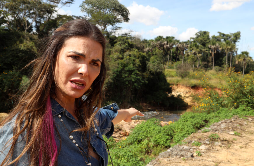 Deputada Paula Belmonte (PSDB), presidente da CPI do Rio Melchior, durante visita técnica ao Rio Melchior, em Samambaia. Foto Luís Tajes/Divulgação