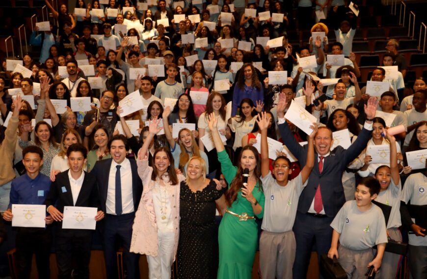 Paula Belmonte homenageia 300 estudantes em sessão solene pelo aniversário de Brasília