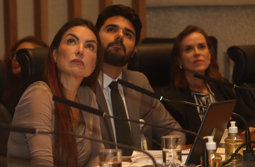 Transporte escolar do DF opera com atrasos, rotas precárias e excesso de contratos emergenciais, diz estudo da CLDF