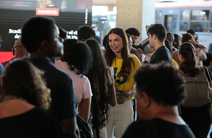 Na Rodoviária, Paula Belmonte propõe botão em ônibus para proteger mulheres de assédio