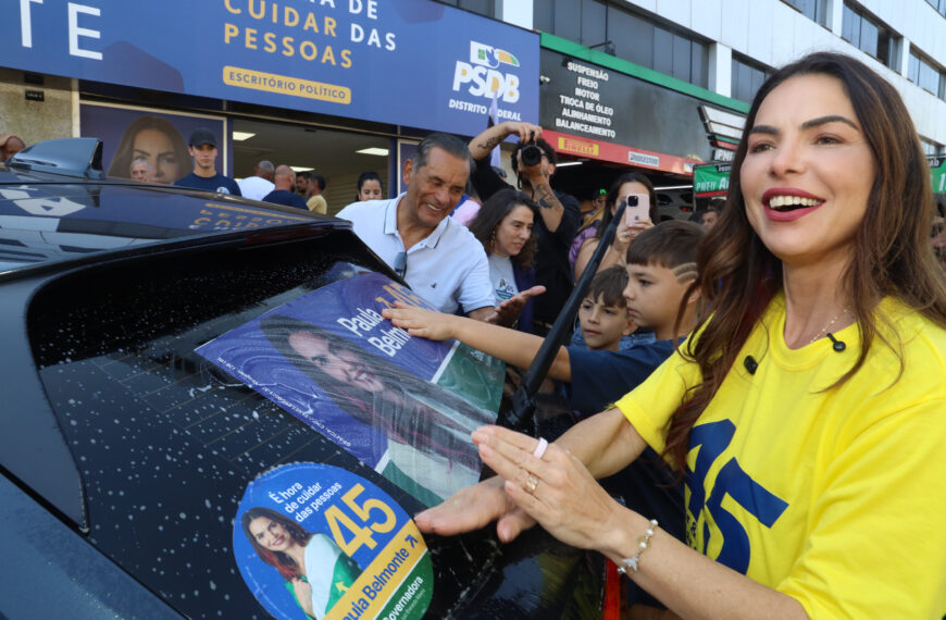 Paula Belmonte reúne apoiadores em adesivaço no comitê de campanha neste sábado