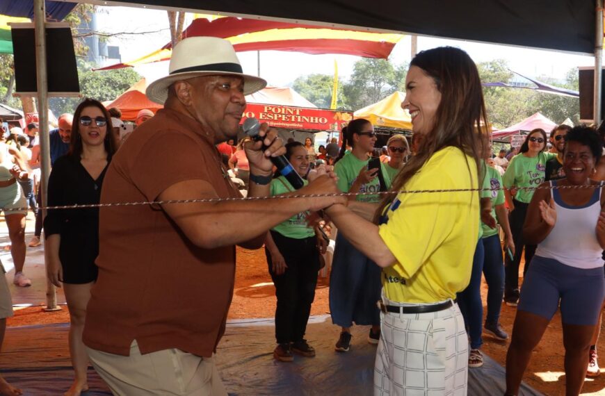 Paula Belmonte leva campanha às ruas no Eixão e se apresenta como alternativa para Brasília
