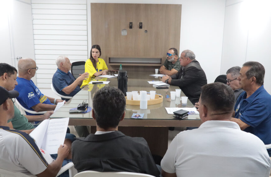 Paula Belmonte assina carta de compromisso com representantes da PMDF