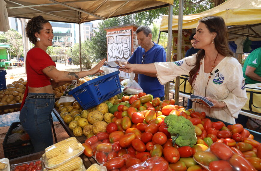 Paula Belmonte defende fortalecimento da agricultura familiar durante caminhada na 110 Norte