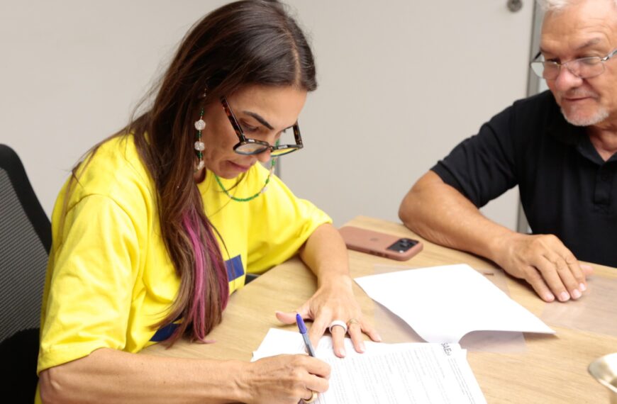 Paula Belmonte assina carta-compromisso com servidores da educação