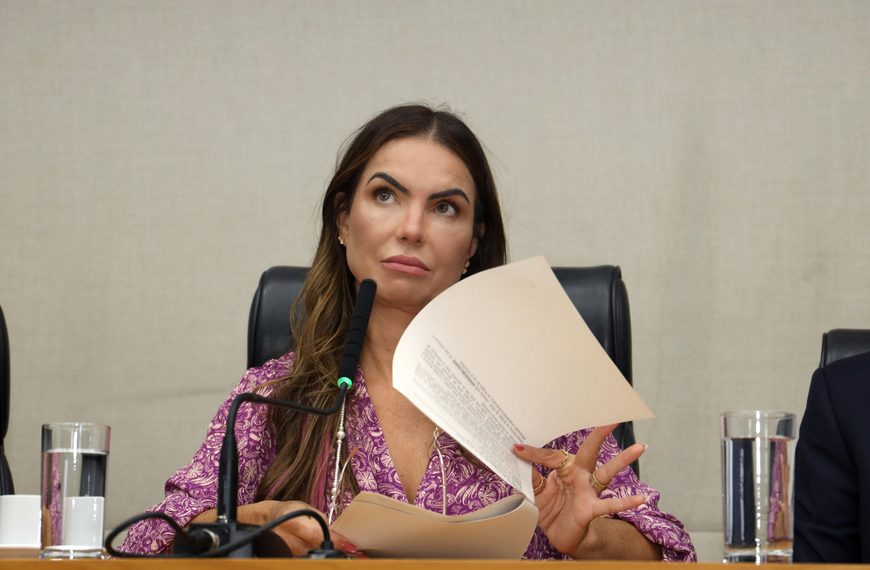 Paula Belmonte cobra explicações sobre denúncias de irregularidades para melhorar resultados escolares no DF
